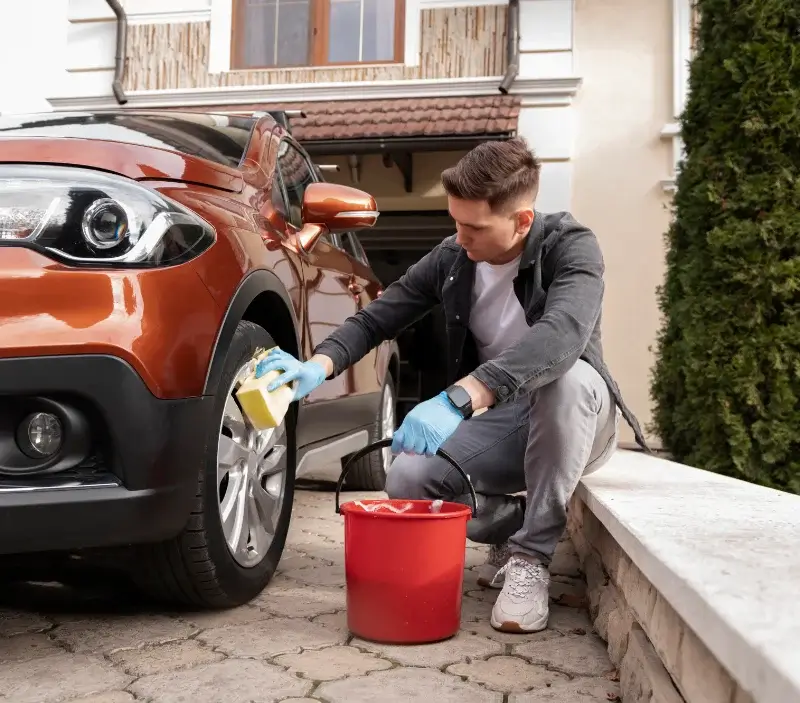 Lavage auto à domicile Goudargues : professionnel intervenant sur un véhicule